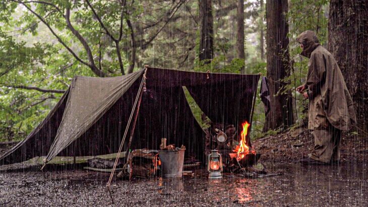 【ソロキャンプ】大雨の軍幕野営！大粒の雨が降る森の中、焚火と鉄中華鍋でチャーハンへ挑む！【ブッシュクラフト】