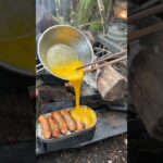 【キャンプ飯】森の朝食。焚き火でシャウエッセンTKG#キャンプ#ソロキャンプ #shorts
