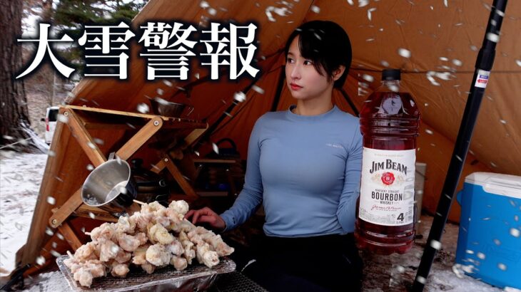 【大雪警報】業務スーパー30本980円の焼き鳥を食べ続ける女