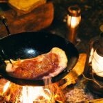 1人きりの癒し空間。深い森に漂う肉汁と焚き火音のソロキャンプ(ASMR)