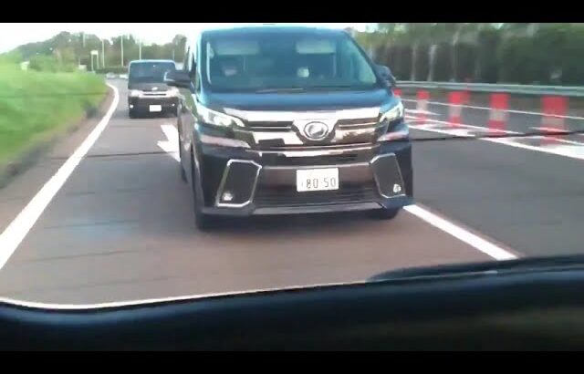 [煽り運転] エアガンを撃ってくるあおり運転がやばすぎる [ 横浜３０４ ま 80ｰ50車種：VOXY 黒 ]