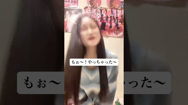 ハプニングでパンチラしちゃう女の子