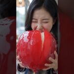 【放送事故】診察台でまさかの飯テロ😇 顔よりデカいりんご飴を丸かじりしてみた」